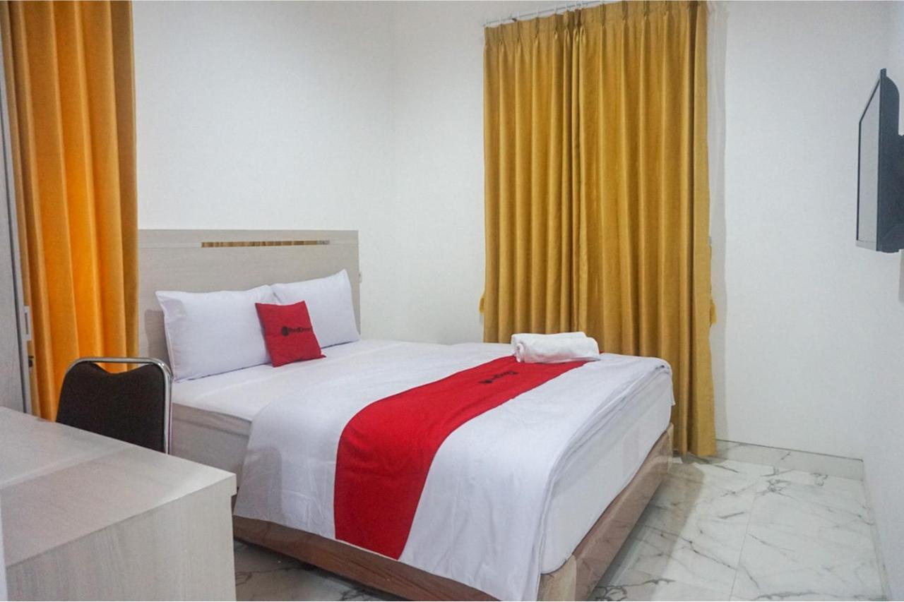 Hotel Reddoorz Near Araya Family Club House 2*